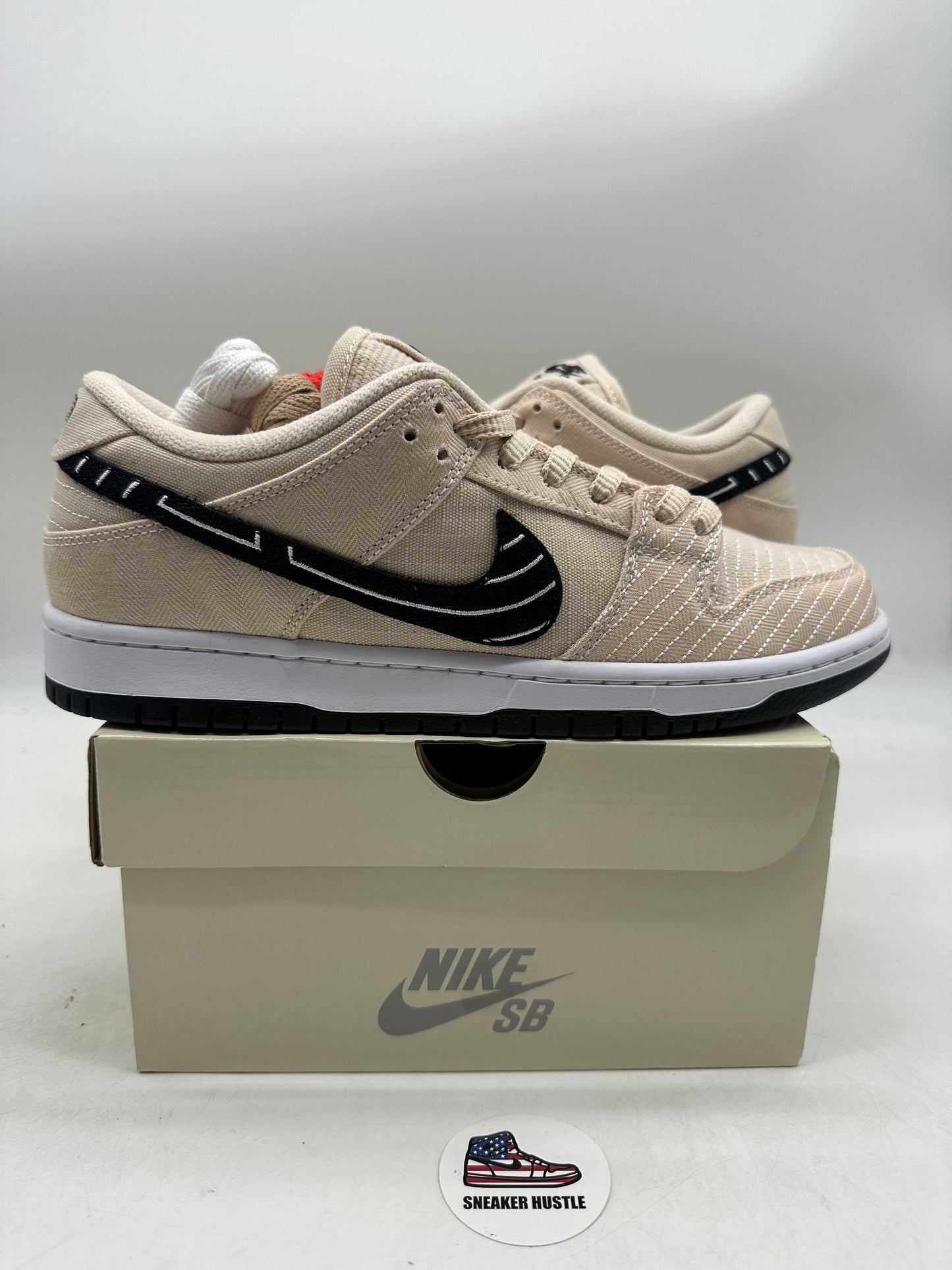Nike SB Dunk Low Albino & Preto sneakers in beige with black swoosh on Nike SB box